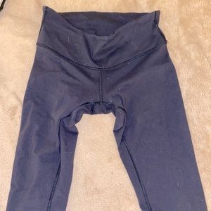Size 4 LuLulemon Wunder Under 28” leggings.